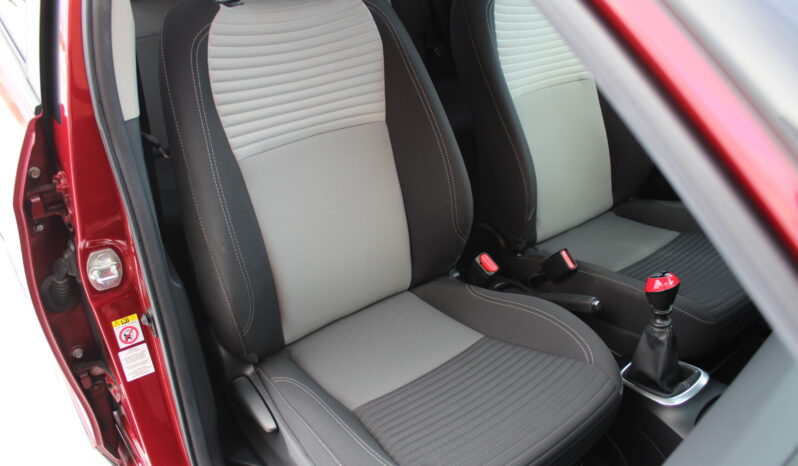 Toyota Yaris 1.5 Premium full